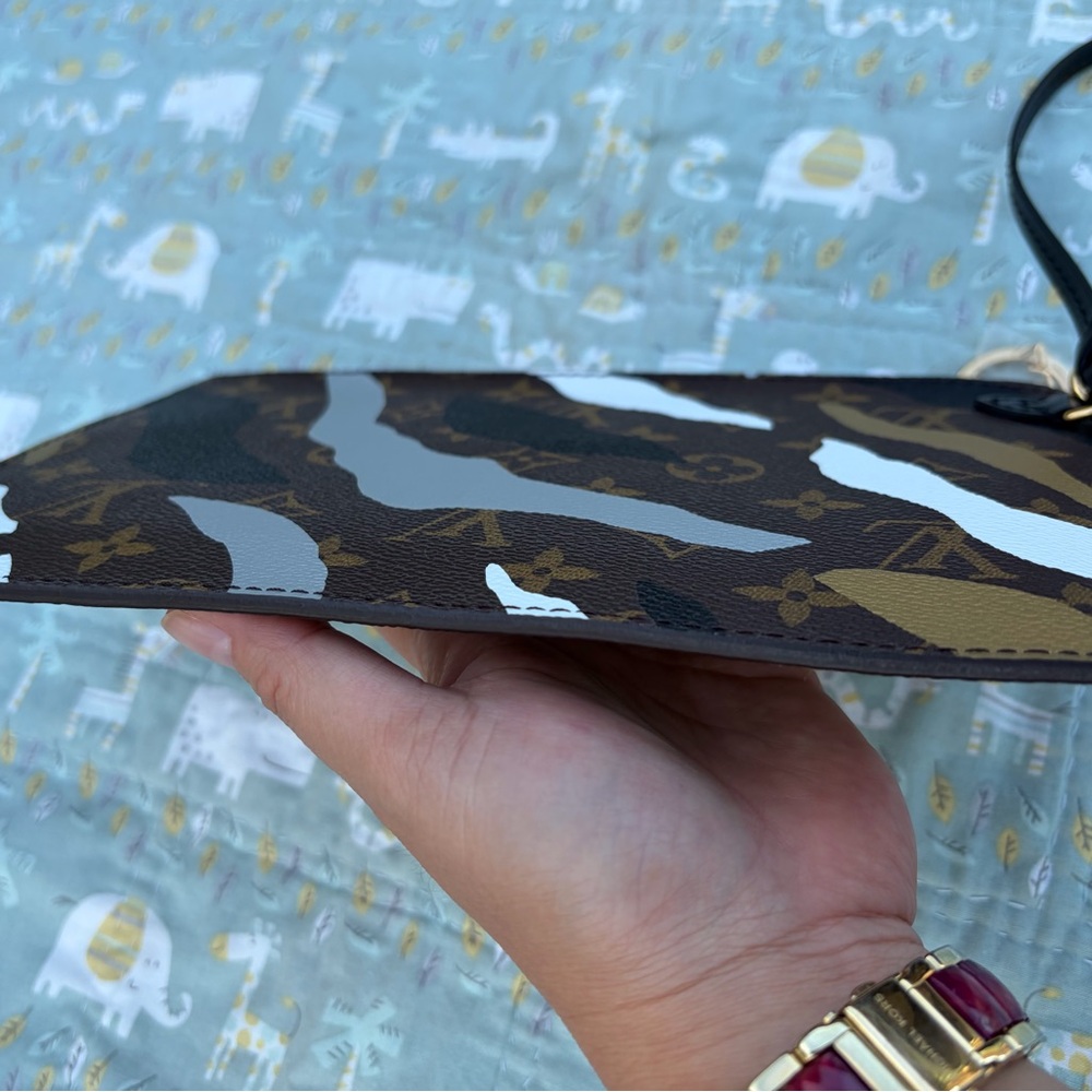 Louis Vuitton Limited Edition Neverfull MM Pouch - Picture 8 of 14